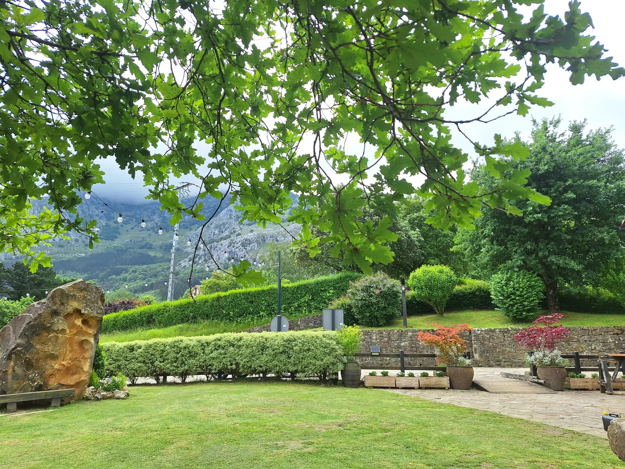 Jardín verde y cuidado gracias a un buen sistema de riego